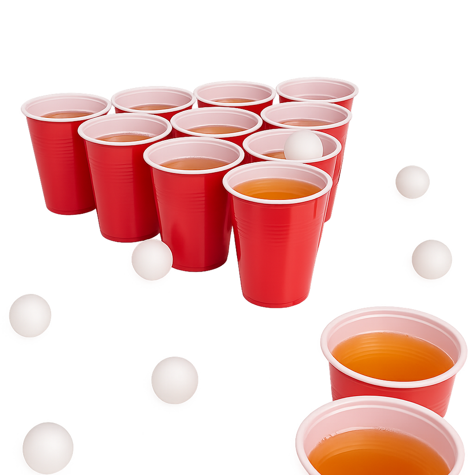 Beer pong set met rode bekers in een driehoek en pingpongballen op een tafel